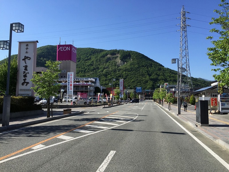 石和温泉駅　駅前通り