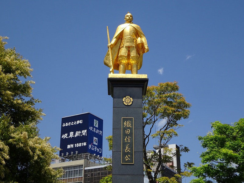 黄金の織田信長像