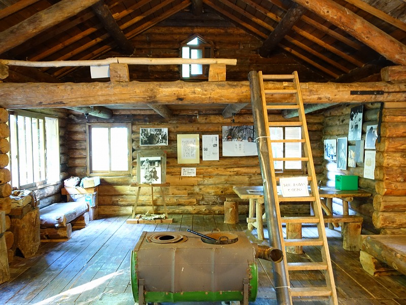 麓郷の森 丸太小屋室内