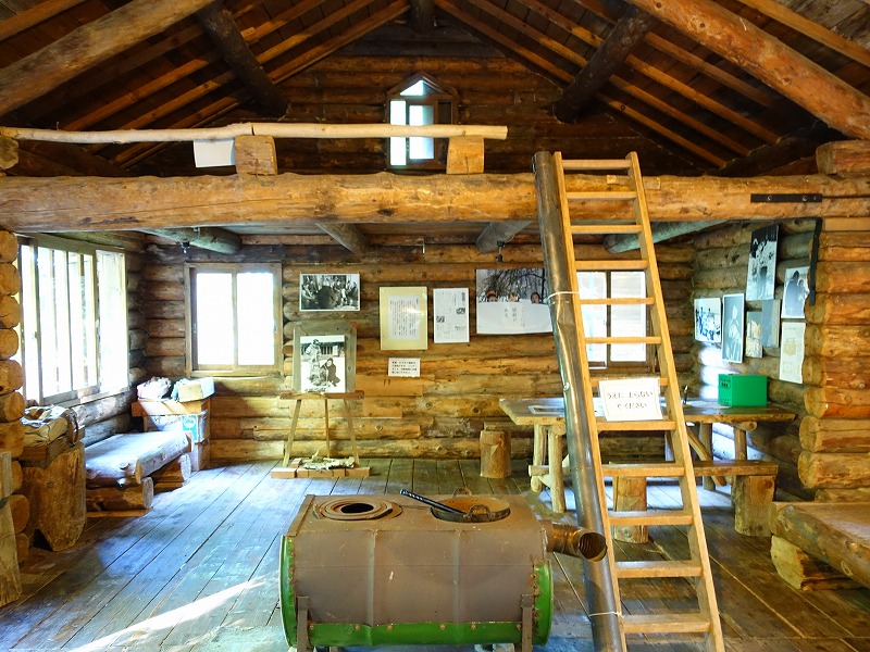 麓郷の森　丸太小屋室内