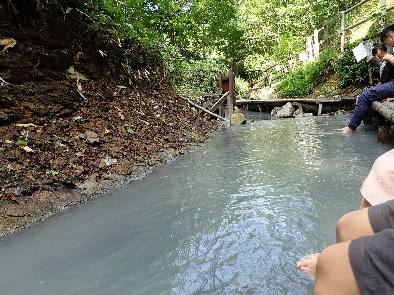 大湯沼川天然足湯