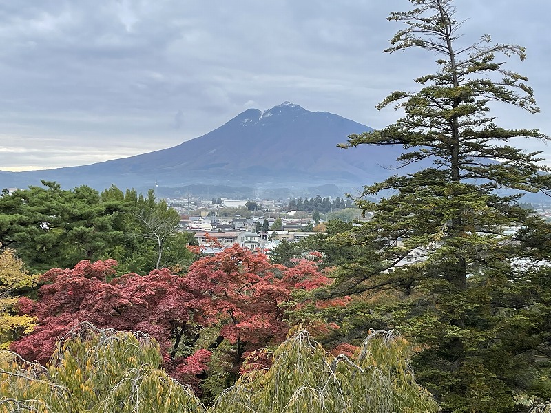 弘前城天守閣　岩木山