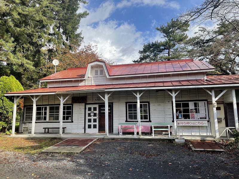 赤い屋根の喫茶店 駅舎