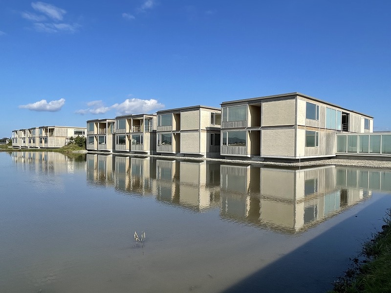 庄内平野の水田の上に浮かぶように建つ