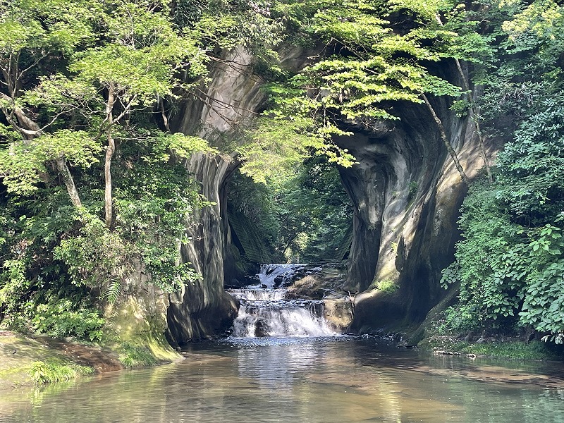 濃溝の滝・亀岩の洞窟