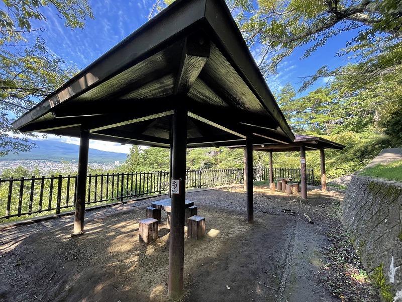 新倉山浅間公園　東屋