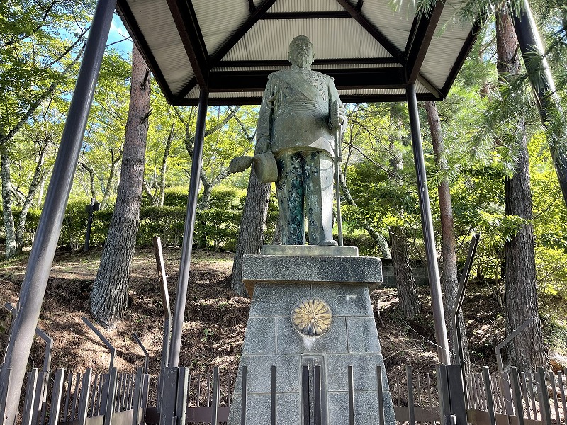 新倉山浅間公園　明示大帝像