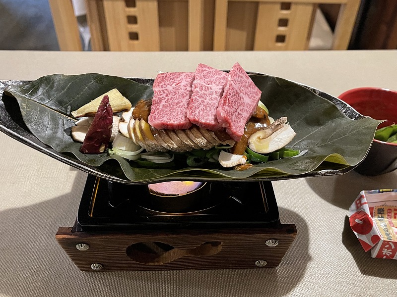 泉坂　飛騨牛の朴葉味噌焼き