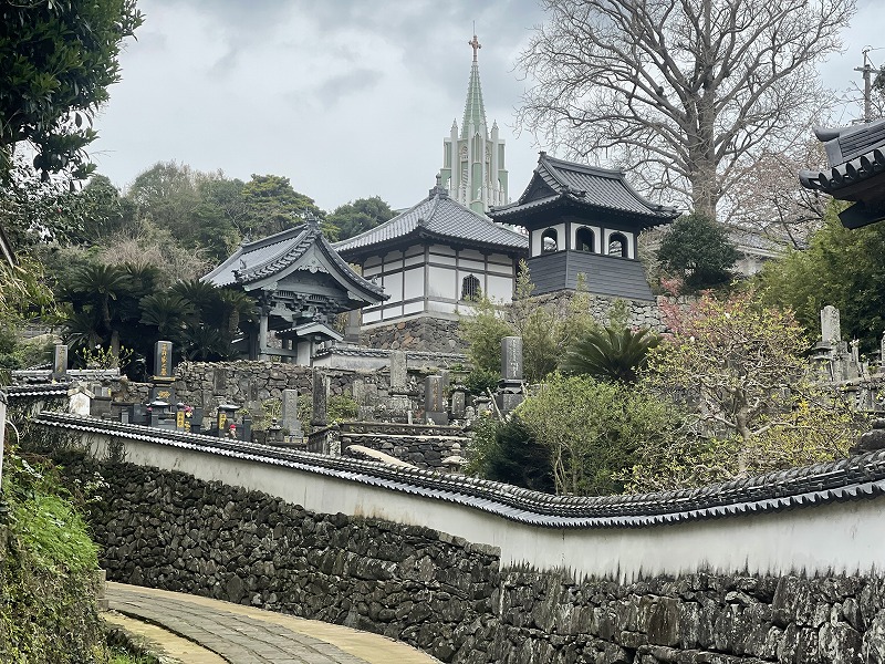 教会と寺院の見える道