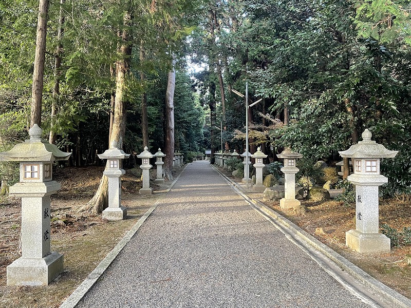 東本殿に続く参道