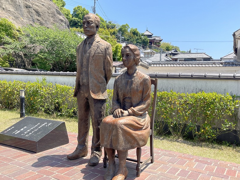 竹鶴政孝と妻のリタの銅像