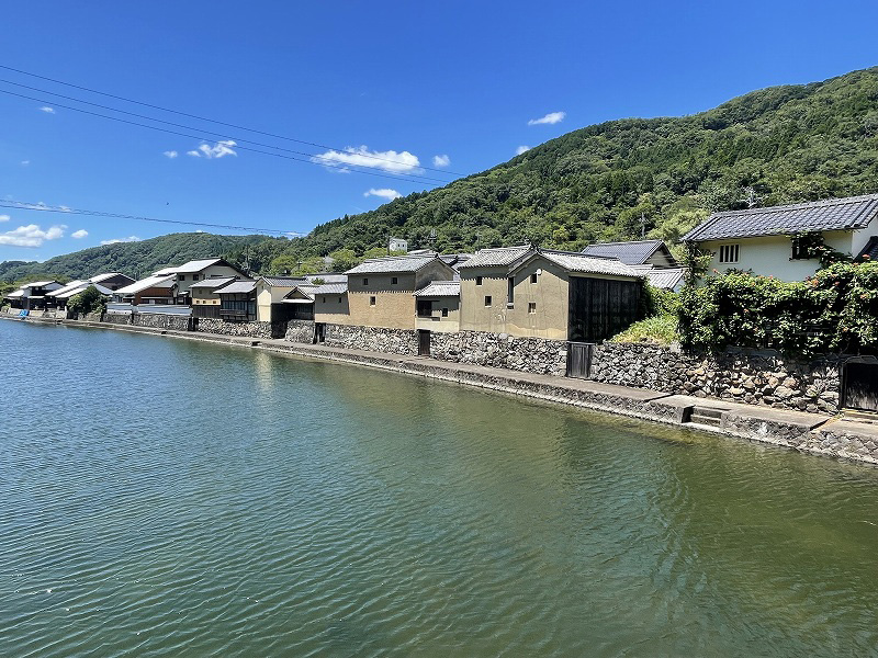 平福の川端風景