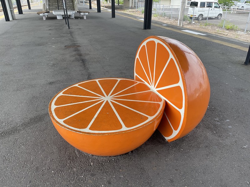 津久見駅 ミカン ベンチ