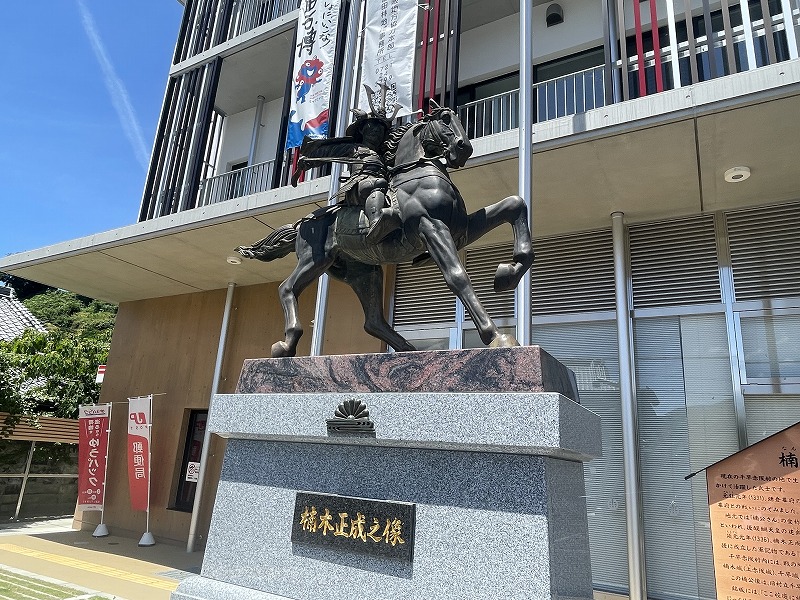 楠公像