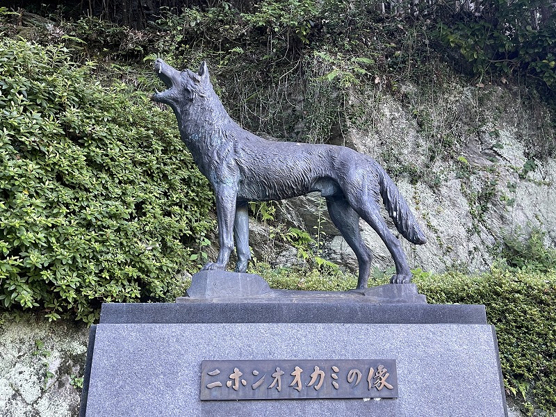 ニホンオオカミの像