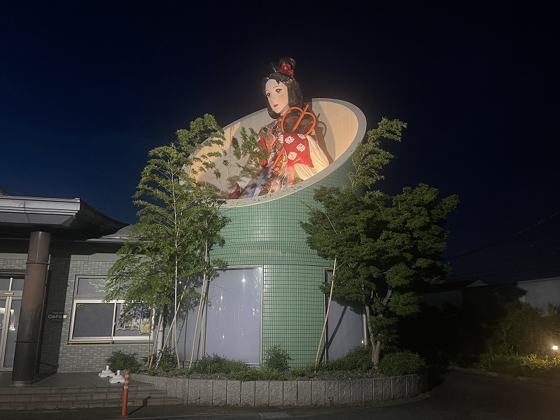 巨大かぐや姫像